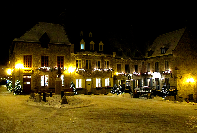 Promenade dans le Petit Champlain un soir en hiver