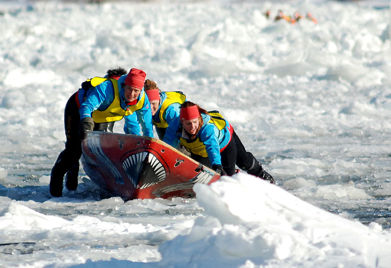 Course en canot  glace du Carnaval de Qubec 2014