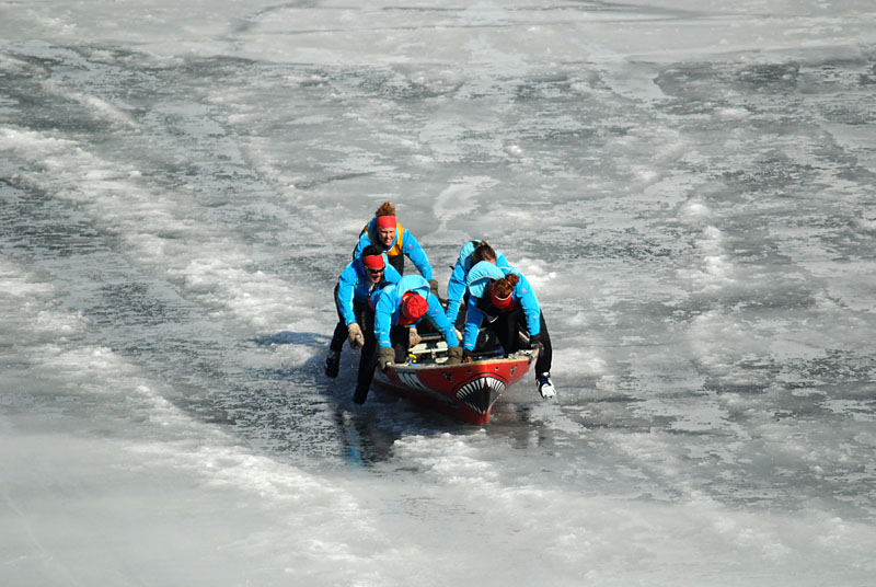 Course en canot  glace de Montral