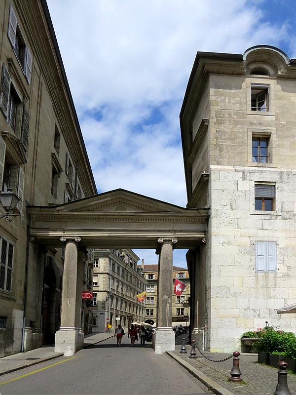 Vieille ville de Genve, la  porte romaine