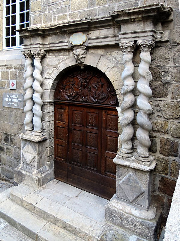 porte avec torsades (chapelle des Pnitents)
