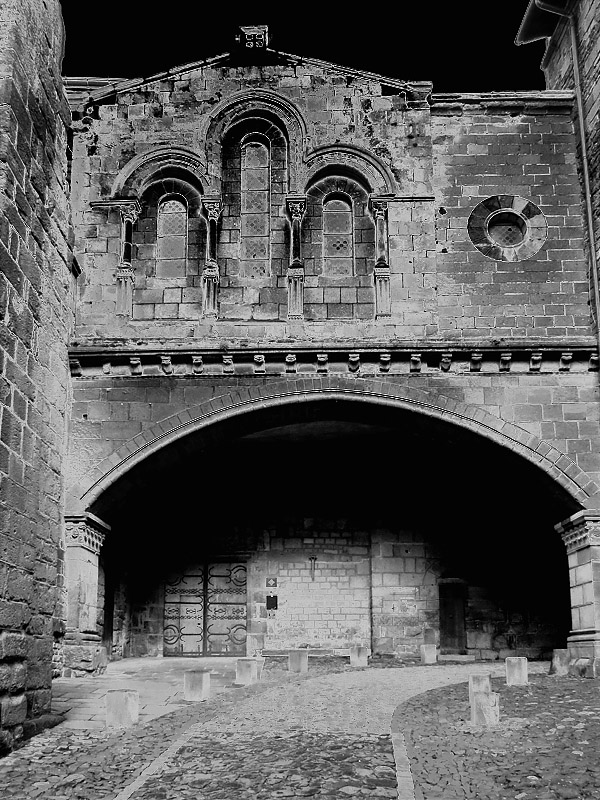 solarisation croisée sur l'entrée de la cathédrale.jpg