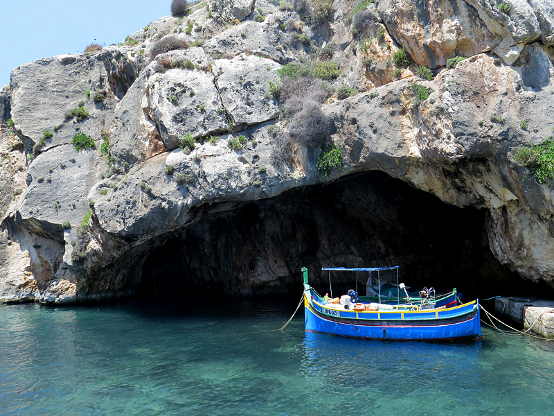 la barque sous la grotte, Xlendi
