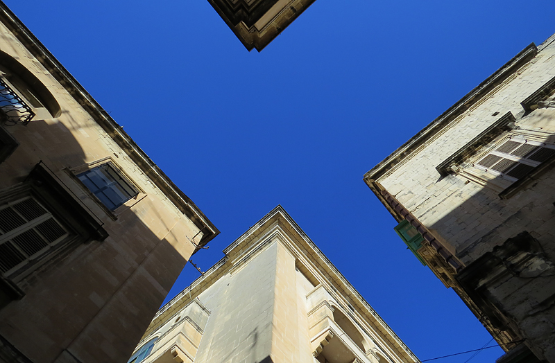 toits et ciel bleu