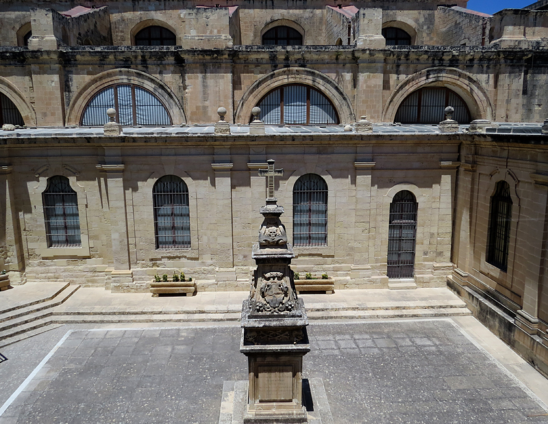 Cour du musée de la co-cathédrale St-Jean