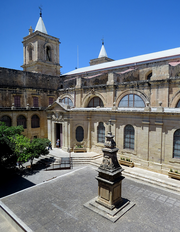 Cour du musée de la co-cathédrale St-Jean