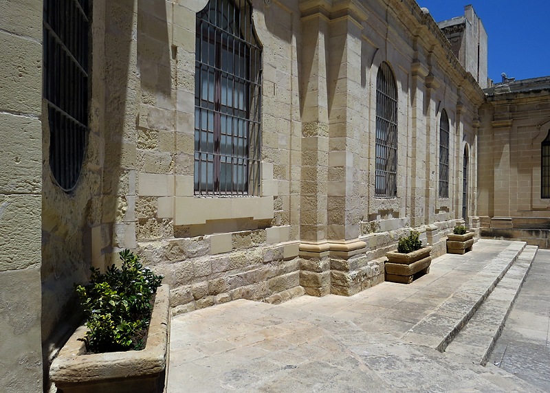 Cour du musée de la co-cathédrale St-Jean