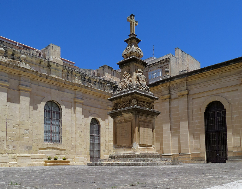 Cour du musée de la co-cathédrale St-Jean