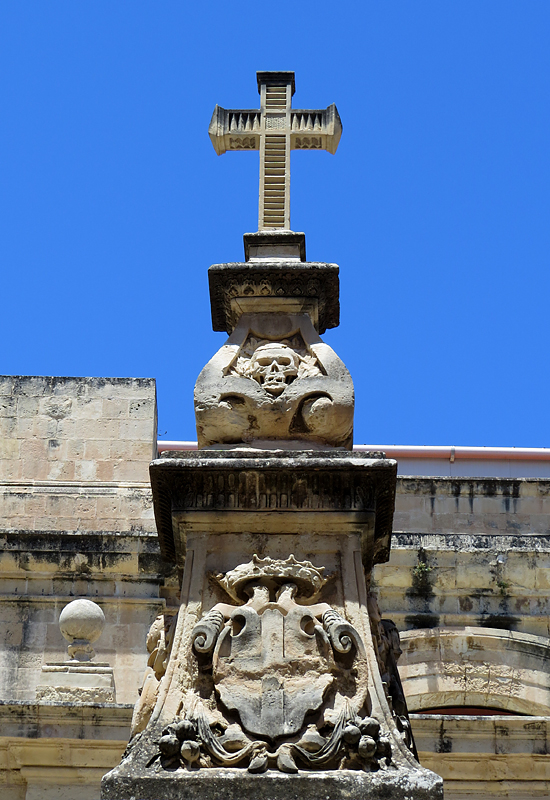 Cour du musée de la co-cathédrale St-Jean
