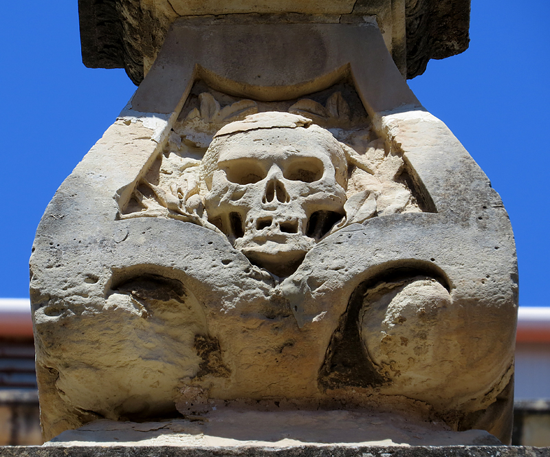 tête de mort dans la cour du musée