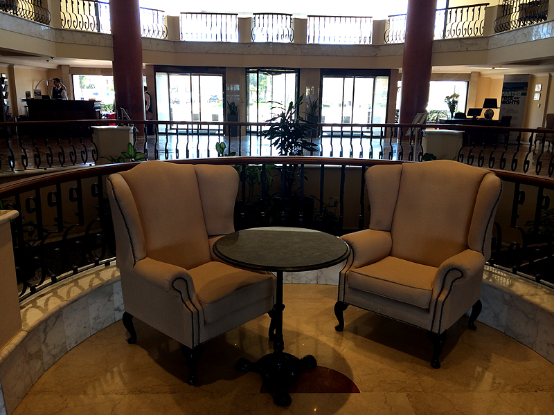 deux fauteuils au lobby