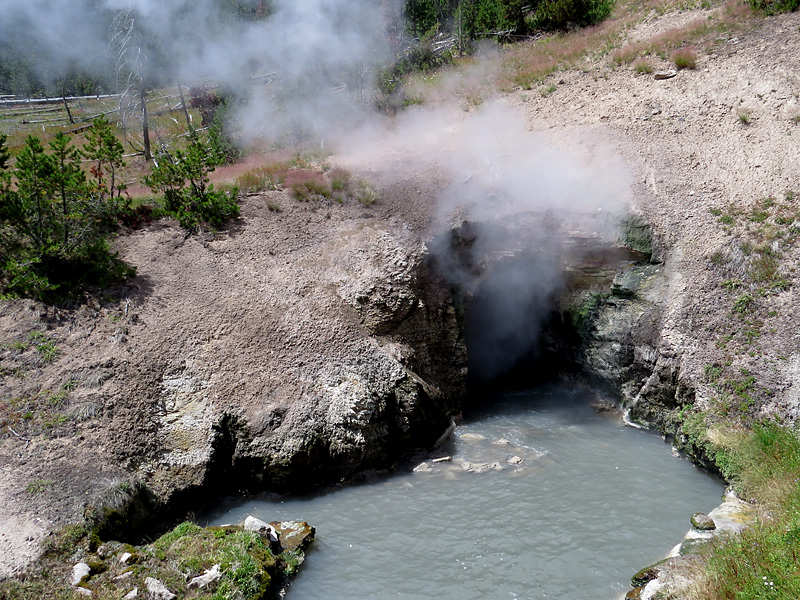 Mud volcano, Dragon's mouth spring