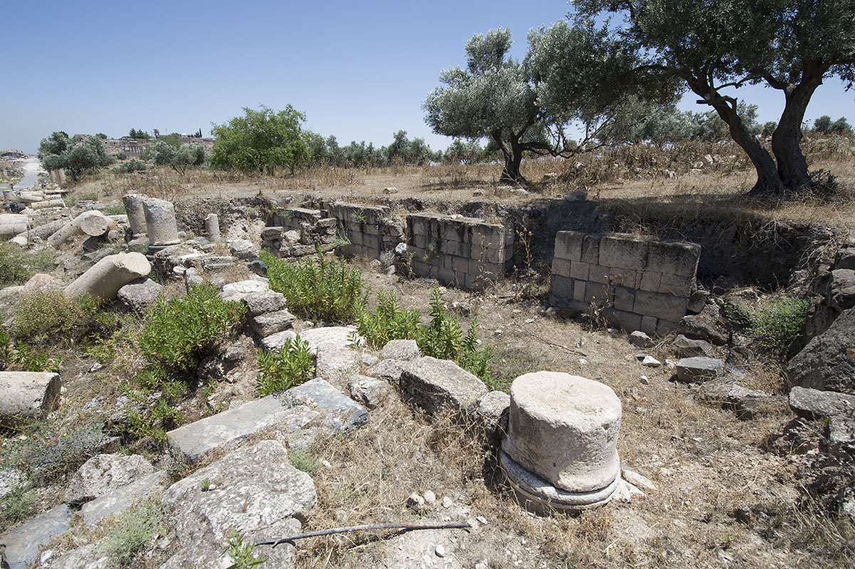 Gadara Macellum and colonnaded courtyard 1251.jpg