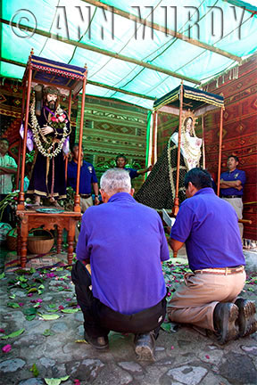 Los Rezadores praying to Christ and Mary