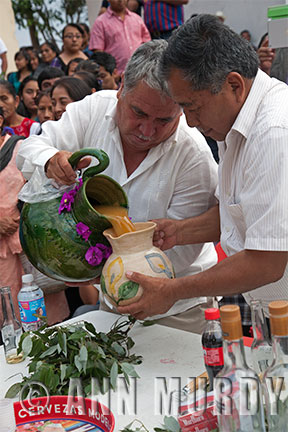 The Presidente and Sindico pouring the tepache