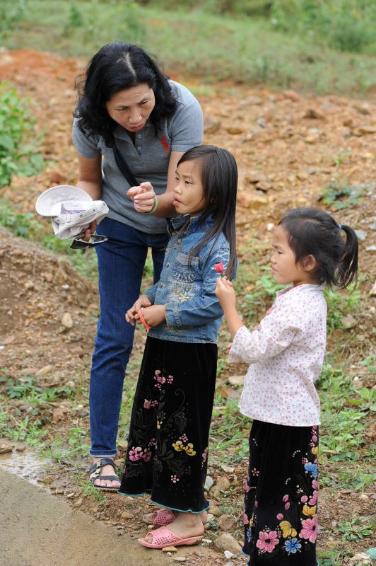 c Hoa ,chuyn nghề pht kẹo cho con nt