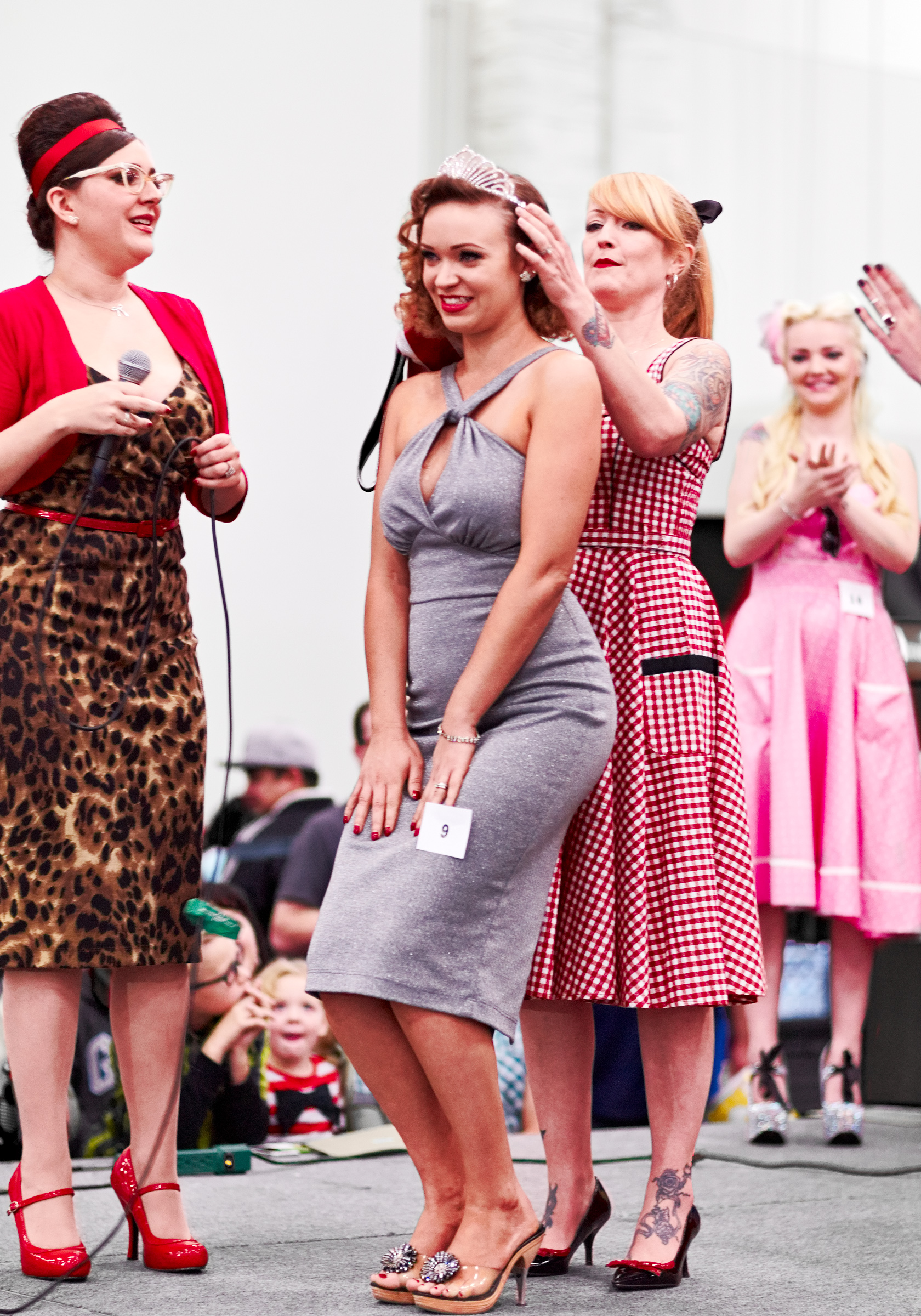 Roo La La crowning Autorama pinup competition