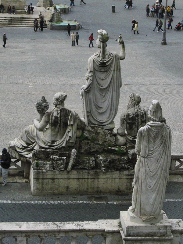 Watching the Piazza5017