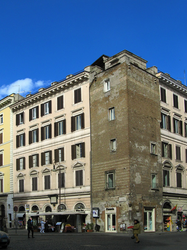 On Piazza di Tor Sanguigna5081
