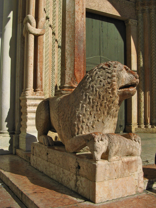 Lion at Duomo Doorway6617