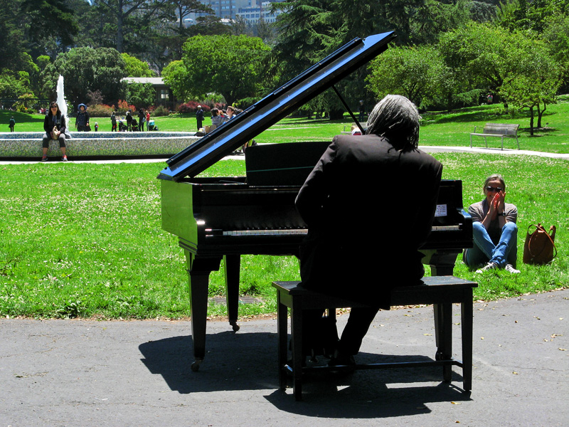 Pianist near the Fountain<br />8300