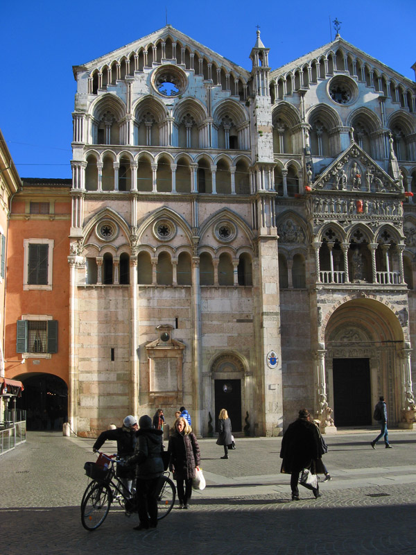 The duomo of Ferrara on its Piazza7321