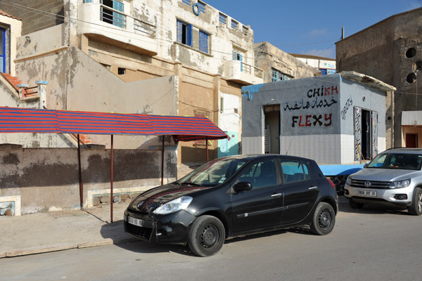 Parking right by the beach