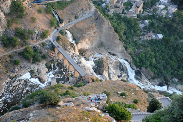 A trail leads from the south side of Pont des Chutes along the river beneath the Pont Sidi M'Cid