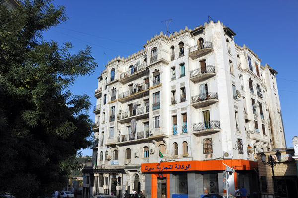 Old apartment building with some moorish styling near Place des Martyrs
