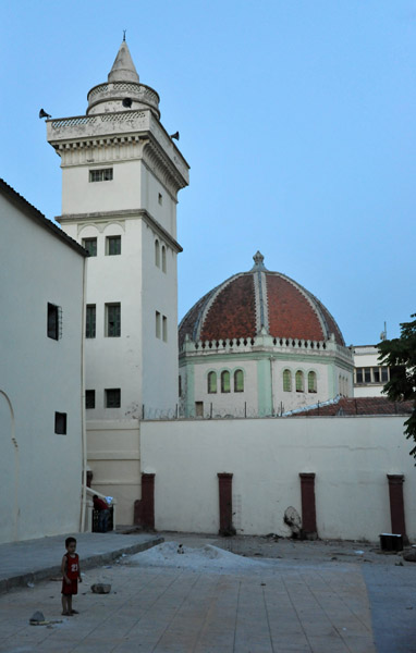 Mosque of the Souq al-Ghazal next to the palace