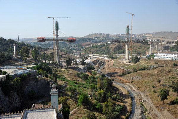 The new bridge is being built across Oued Rhumel to the south of the Old City, Constantine