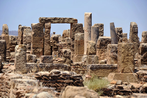 Timgad rose and grew under the Romans but by the time of the Arab conquest, the city was abandoned