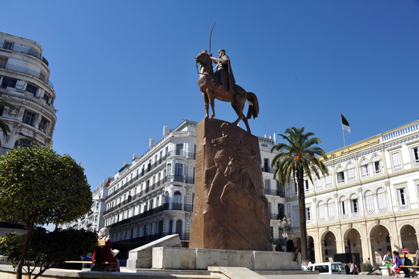 Emir Abdelkader Monument , Place de l'Emir Abdelkader