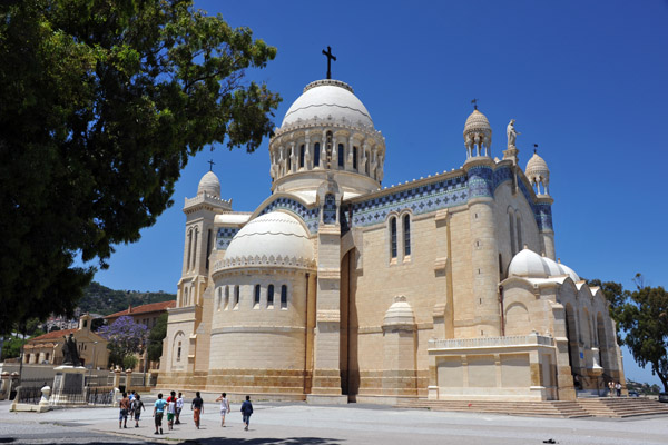Basilique Notre-Dame d'Afrique on a clear day with a bright blue sky