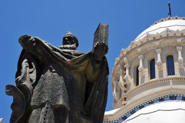 The statue of Cardinal Lavigerie, inaugurated in 1925, has since lost his hand