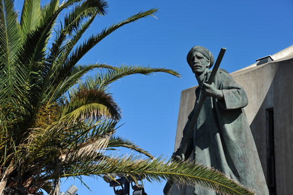 Statue of a soldier representing the first stage of Algerian resistance against the French