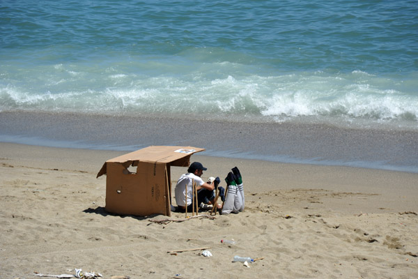 Man with a recycled beach shelter in front of Bastion 23