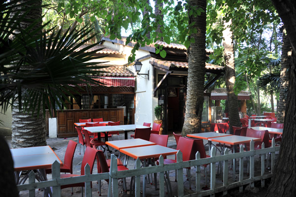 Restaurant near the center of the Jardin d'Essai