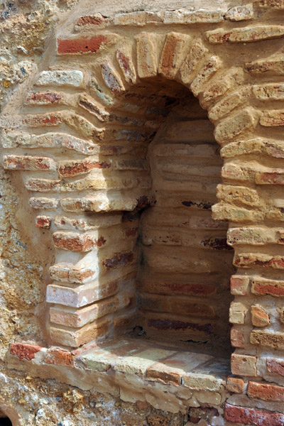 Niche in the shape of a keyhole arch