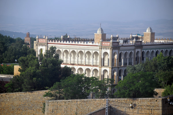 Lyce Ahmed Benzekri, an nteresting building just east of the intermediate station