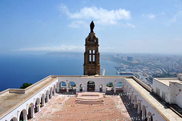 The almost mosque-like courtyard of the Church of Santa Cruz