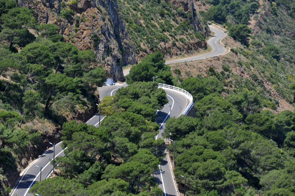 Hairpin bend on the road leading up to Jebel Murdjadjo
