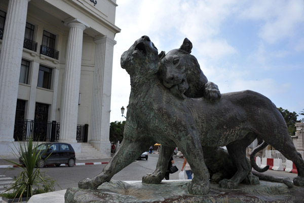 Lions at the end of Boulevard de la Soummam in front of the Banque d'Algérie