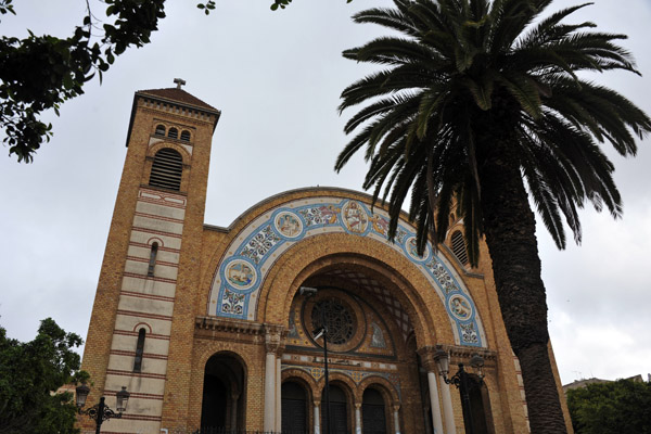 After a short life as a cathedral, Oran converted Sacré-Coeur into a library in 1984