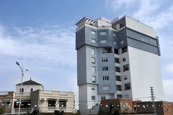 New building along the cliffs, Oran