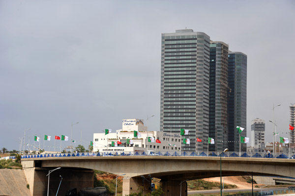 Busy intersection to cross to get from the cliff walk to the main Corniche Oranaise