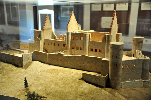 Model of Vianden Castle after its roof was sold for scrap in the 1820s