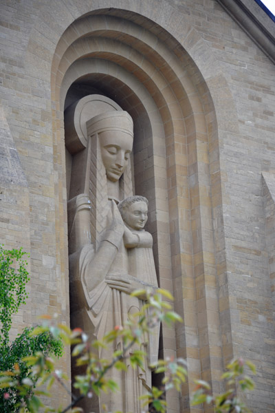 Monumental statue of Mary and Jesus, Orval Abbey