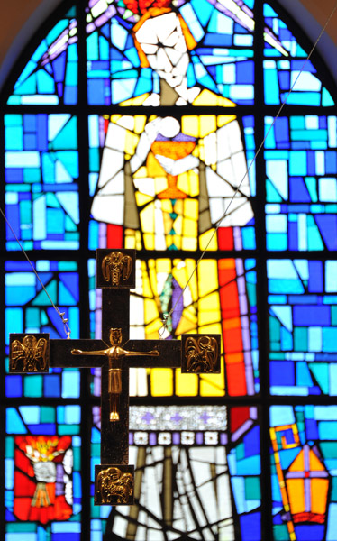 Modern crucifix and stained glass, Notre-Dame de Leffe