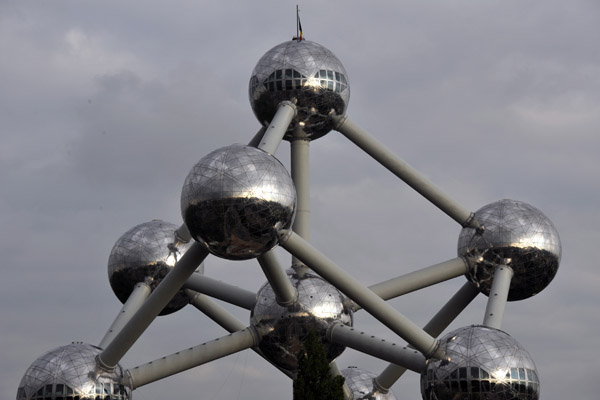 The 102m tall Atomium has 9 stainless steel spheres